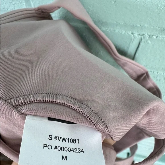 Vuori Evolve Square Neck Bra Top size M in excellent pre owned condition. - Picture 3 of 3
